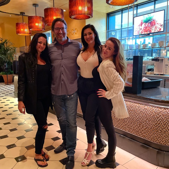 Meet your Posher, Cindal - Picture 2 of 4